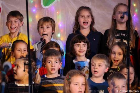 Miklavžev koncert na Osnovni šoli Toma Brejca napolnil telovadnico do zadnjega kotička (40)